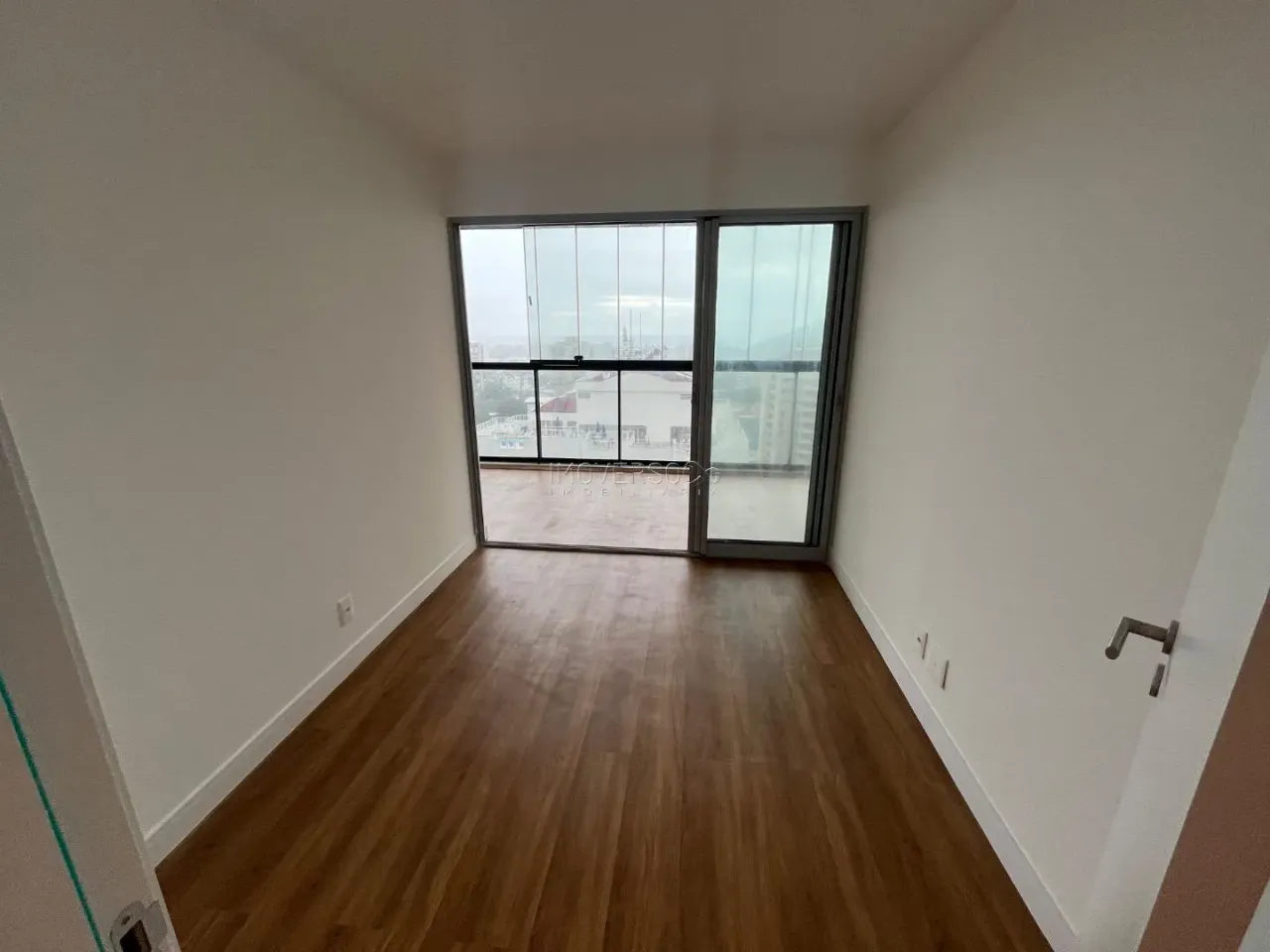 Glass-enclosed balcony in a 3-bedroom apartment, 120 m² — photo 11