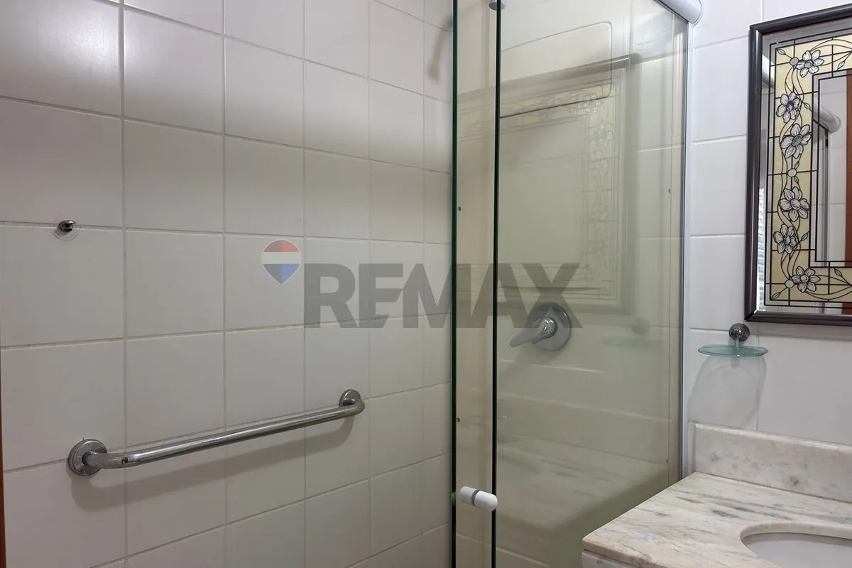 Квартира 90 м² із заскленим балконом та видом на гори — photo 31