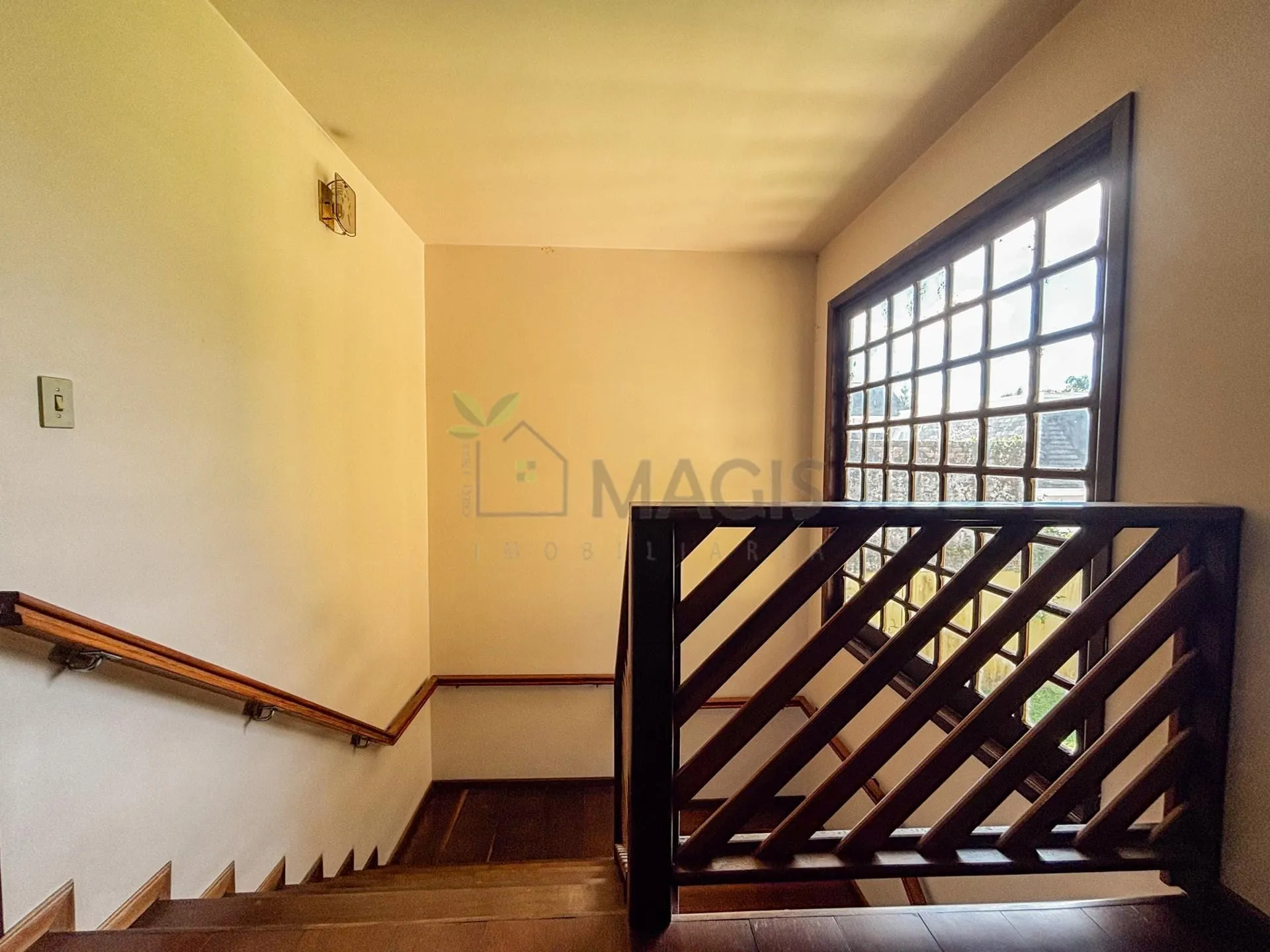 House with 5 bedrooms and 13 parking spaces across 2 floors — photo 15