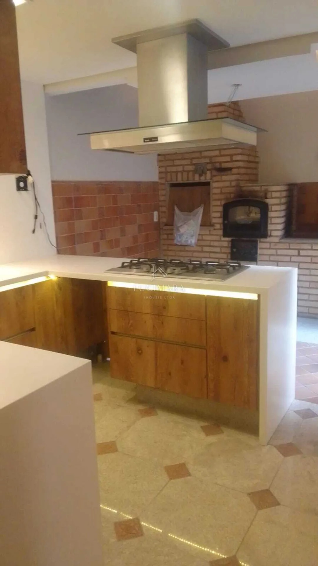 97 m² house with a grill on the balcony and a walk-in closet