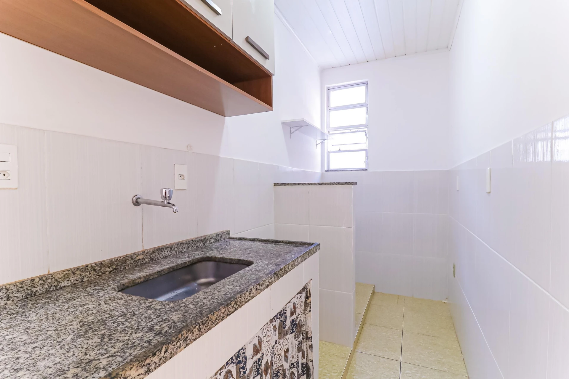1-bedroom apartment with a separate, closed kitchen