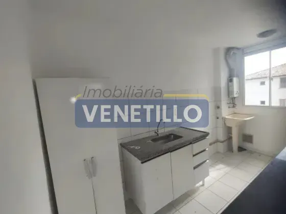 Apartamento de 2 quartos em condomínio com piscina