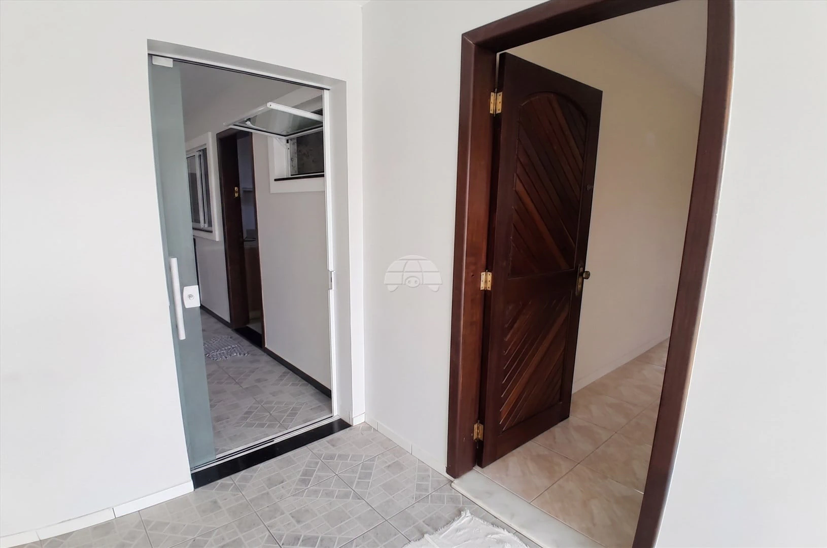 3-bedroom house with 2 bathrooms and covered parking — photo 4