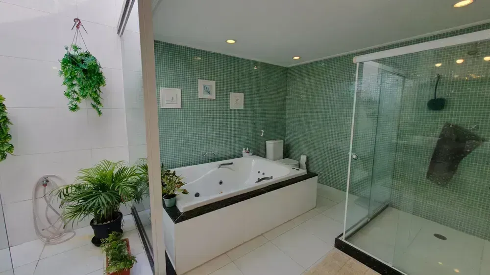 650 m² house with 6 en-suite bedrooms and 4 parking spots — photo 73