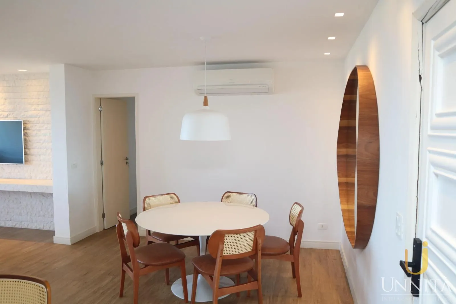 Glass-enclosed balcony in a 3-bedroom apartment, 110 m² — photo 15