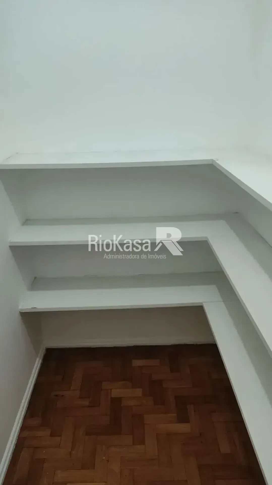 Wood or laminate floors in a 3-bedroom apartment, 85 m² — photo 17