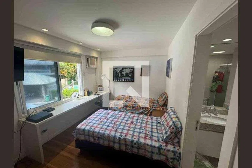 Floor-to-ceiling windows in a 6-bedroom house, 290 m² — photo 23