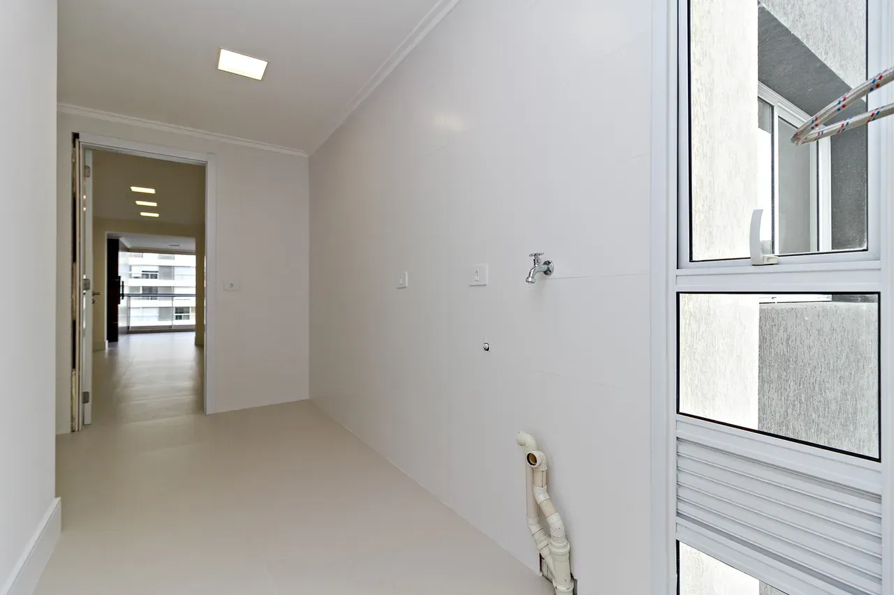 Balcony with a grill in a 4-bedroom apartment, 158 m² — photo 9