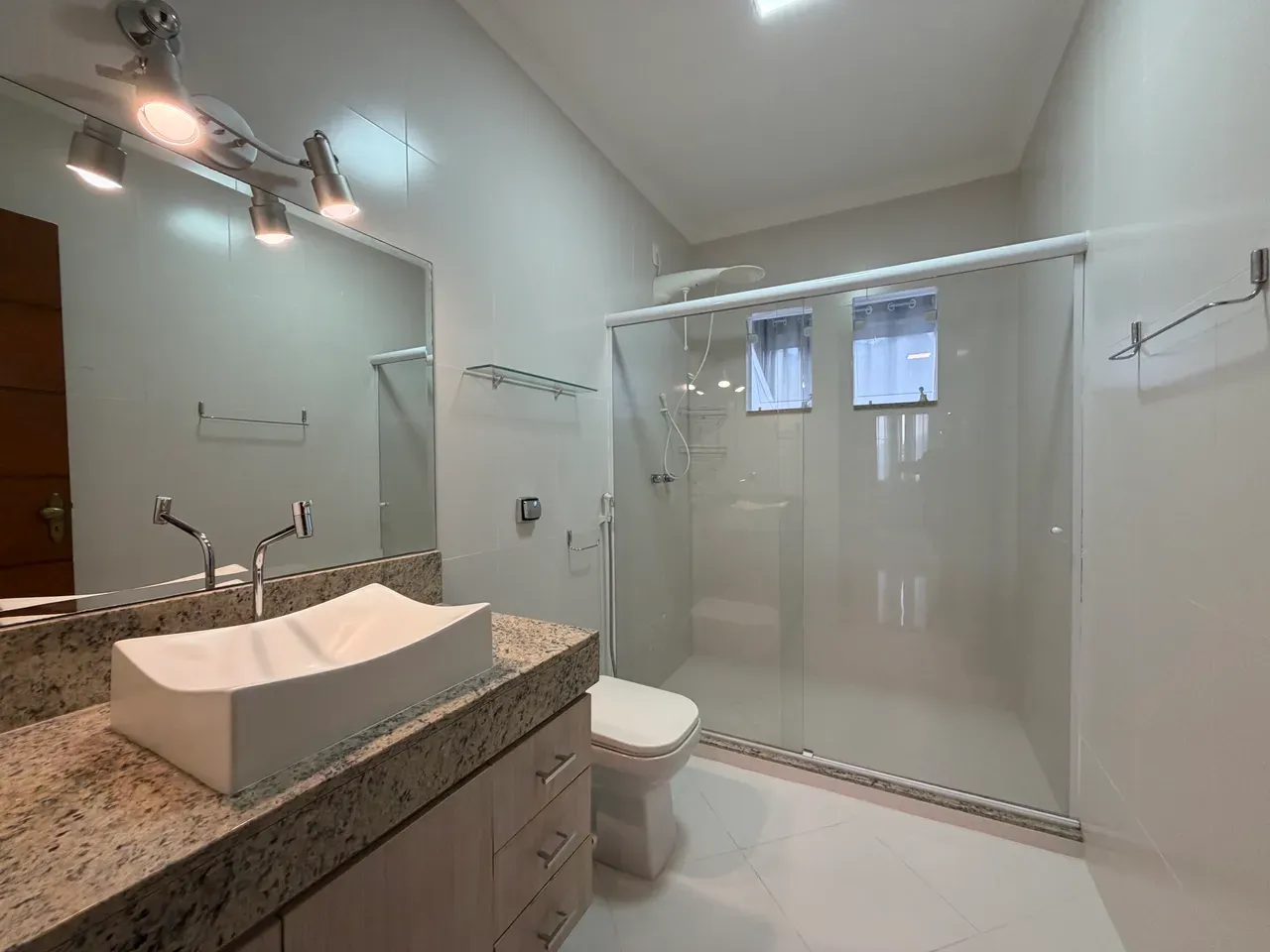 Casa com 4 quartos e 5 banheiros, 300 m² — photo 26