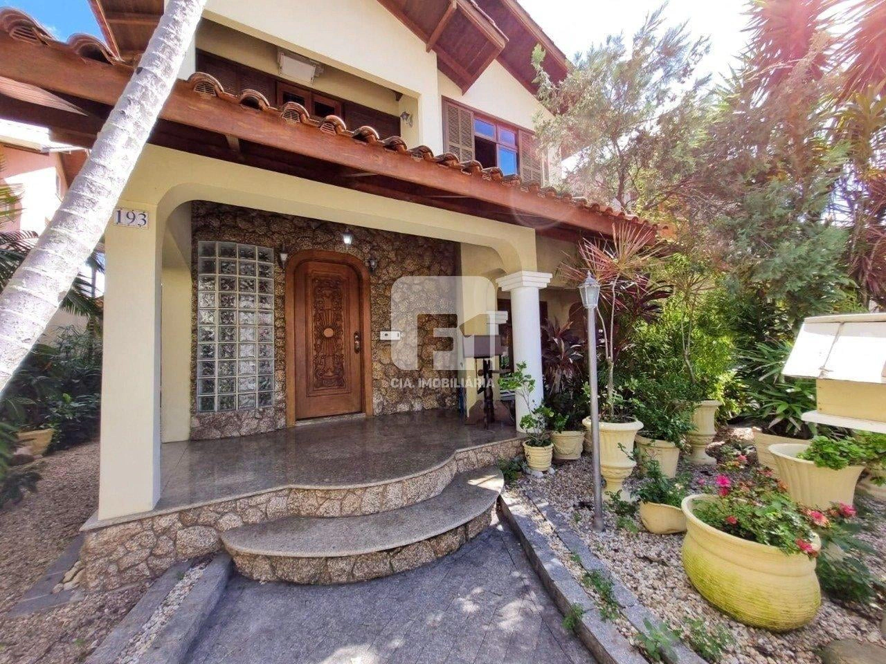 Casa de 5 dormitorios con balcón cerrado con vidrio — photo 7