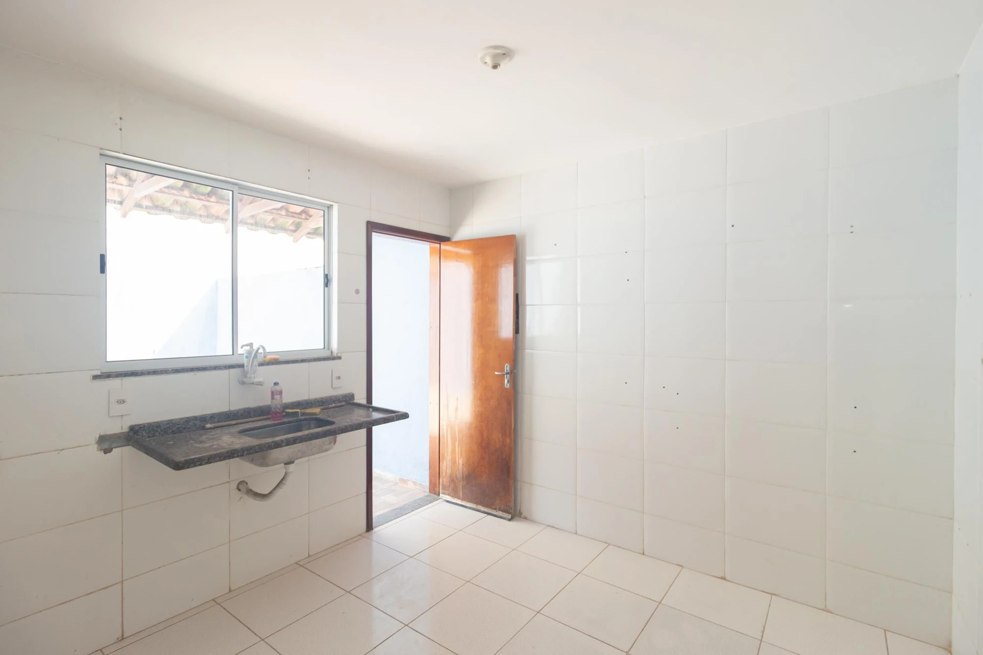 2-bedroom house with a garden — photo 2