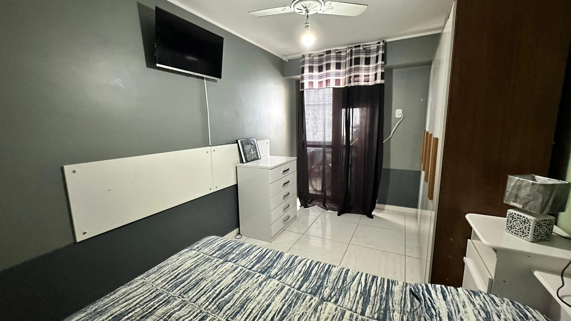 Furnished 2-bedroom apartment with open-plan kitchen — photo 11