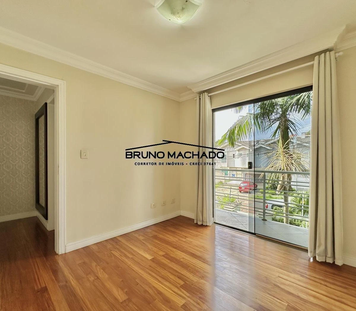 3-bedroom house with a walk-in closet in Curitiba — photo 43