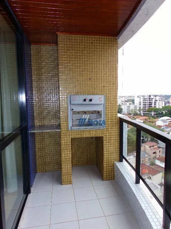3-bedroom apartment with a bathtub