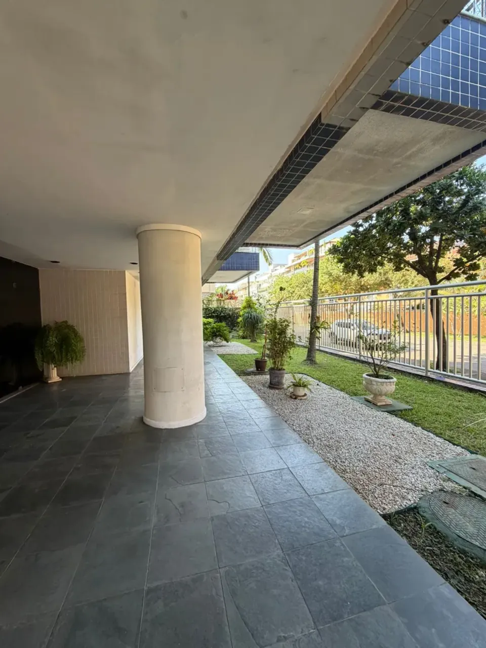 3-bedroom apartment with 2 bathrooms and glass shower — photo 20