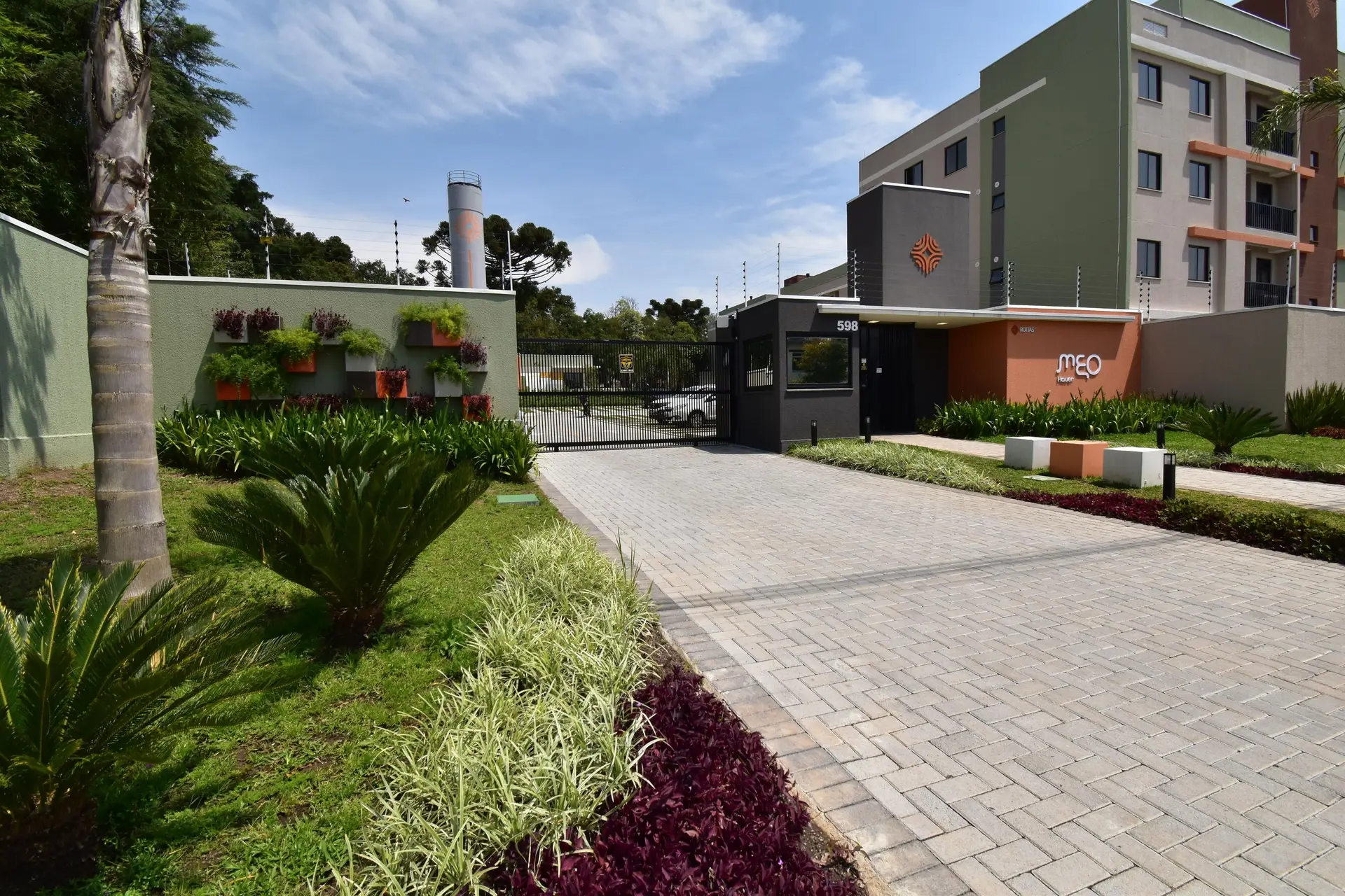 Balcony with a grill in a 3-bedroom apartment, 64 m² — photo 55