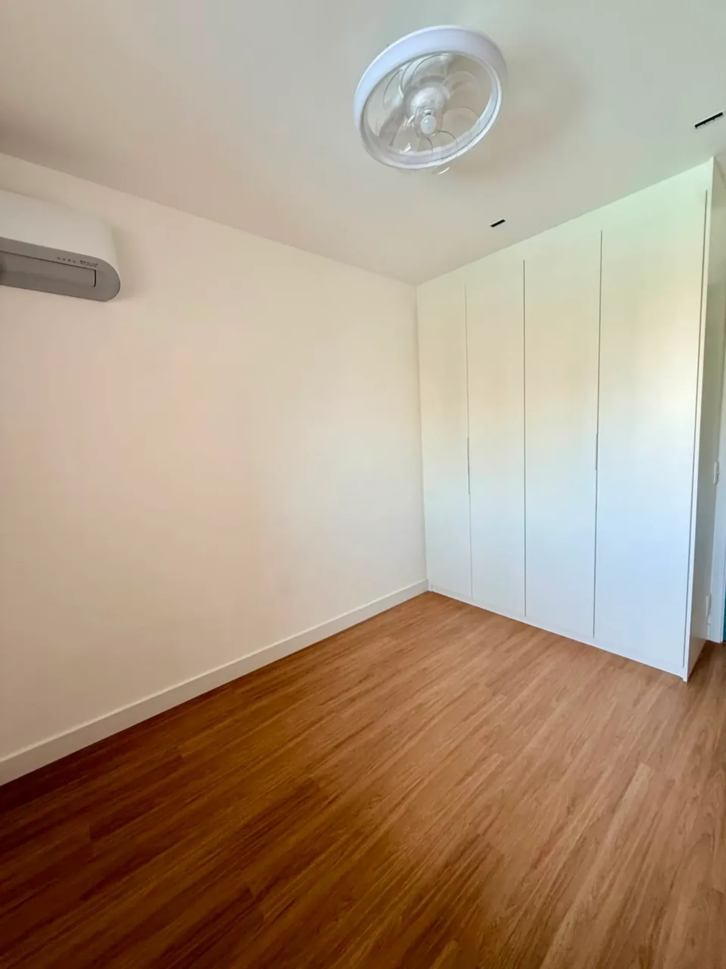 3-bedroom apartment with balcony and open-plan kitchen — photo 21