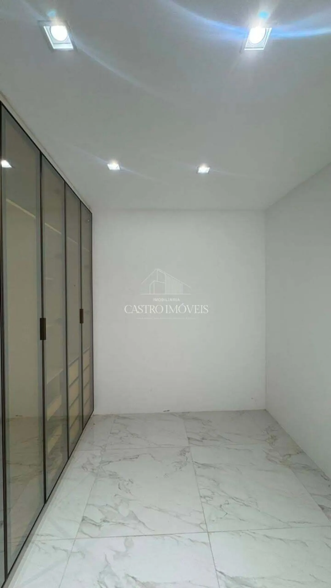 540 m² triplex house with 4 en-suite bedrooms — photo 30
