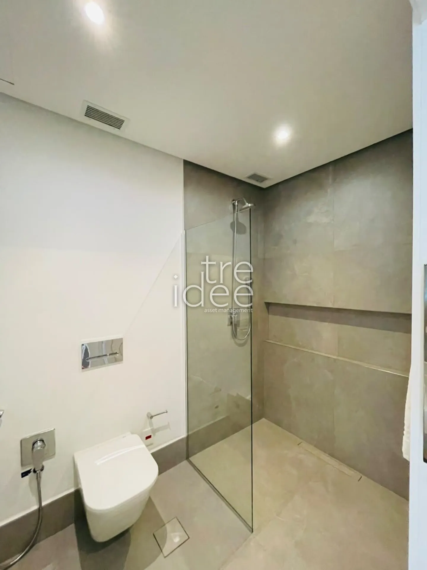 Furnished 1-bedroom apartment with an open-plan kitchen — photo 27