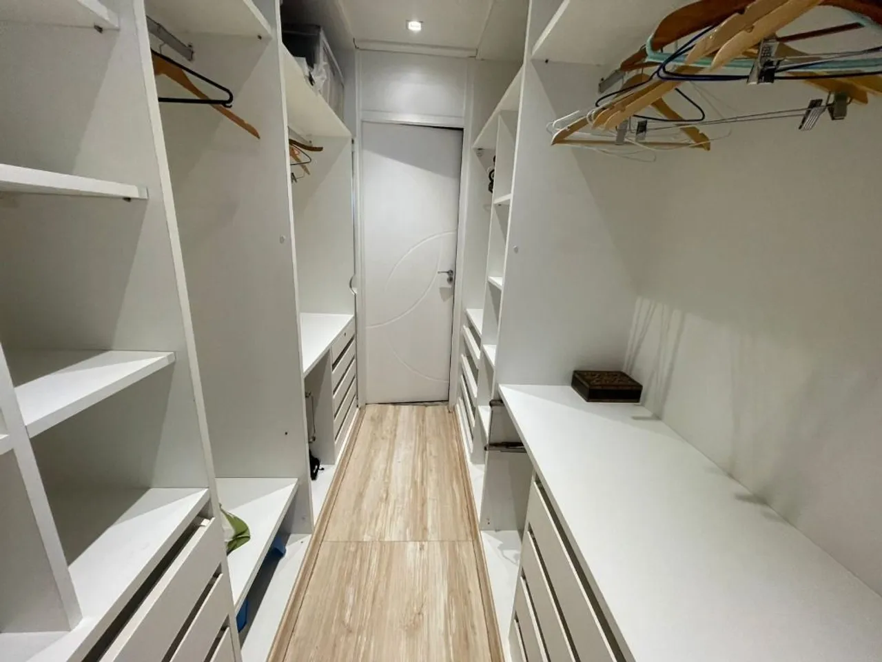 4-bedroom apartment with 300 m² and separate kitchen — photo 4