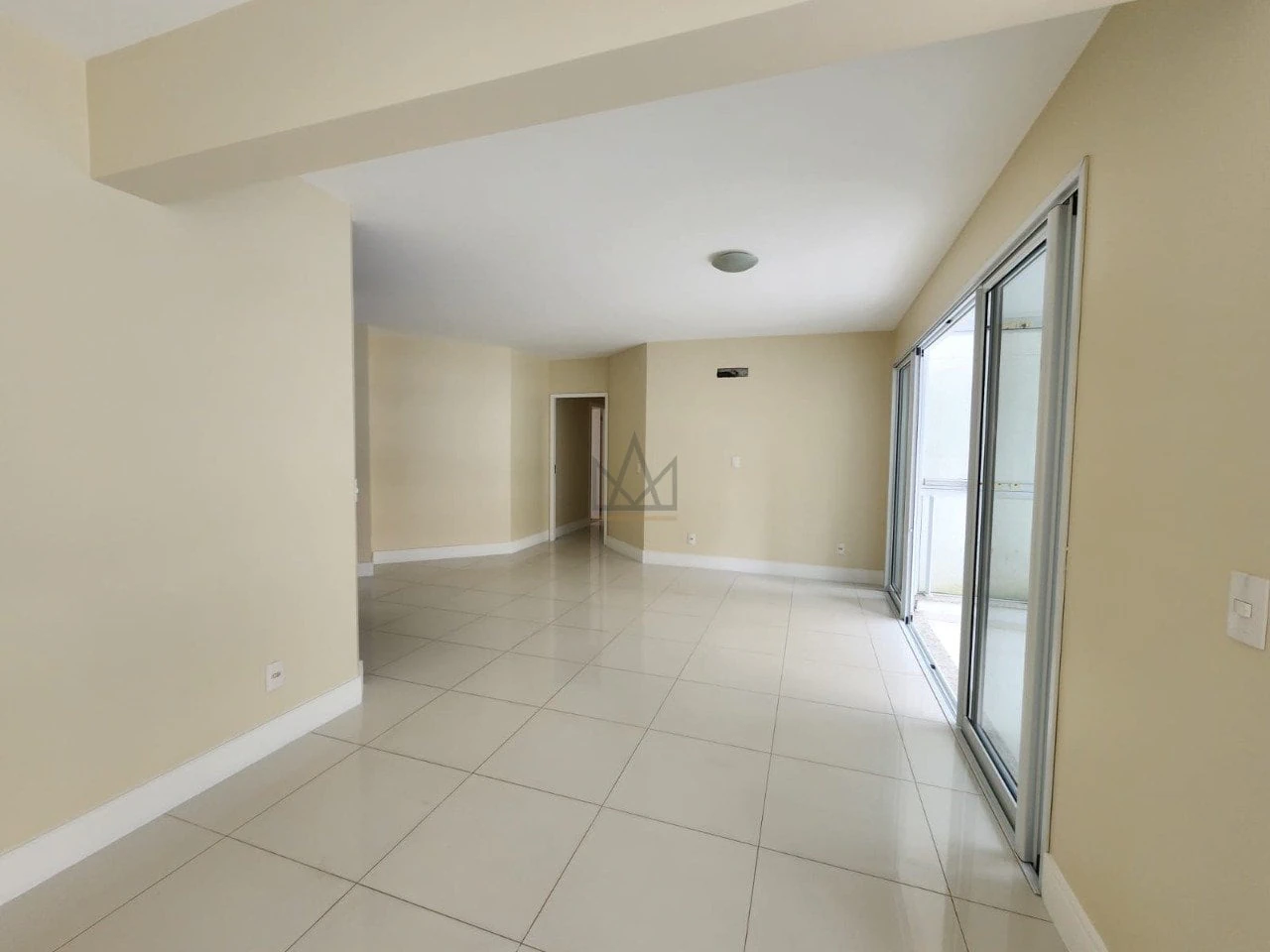 Departamento con ventanales de piso a techo en Florianópolis — photo 25