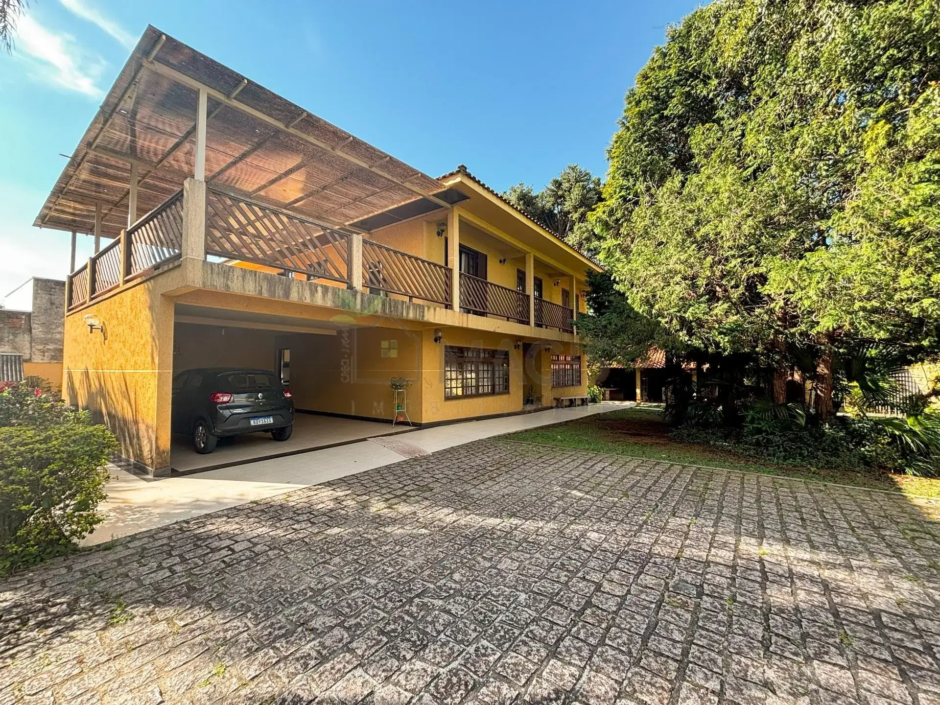 House with 5 bedrooms and 13 parking spaces across 2 floors — photo 4