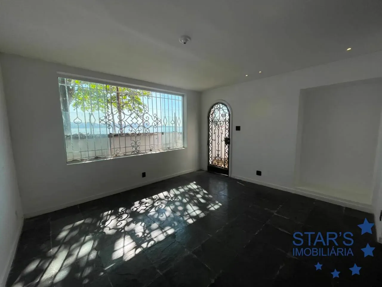 250 m² house with floor-to-ceiling windows and views