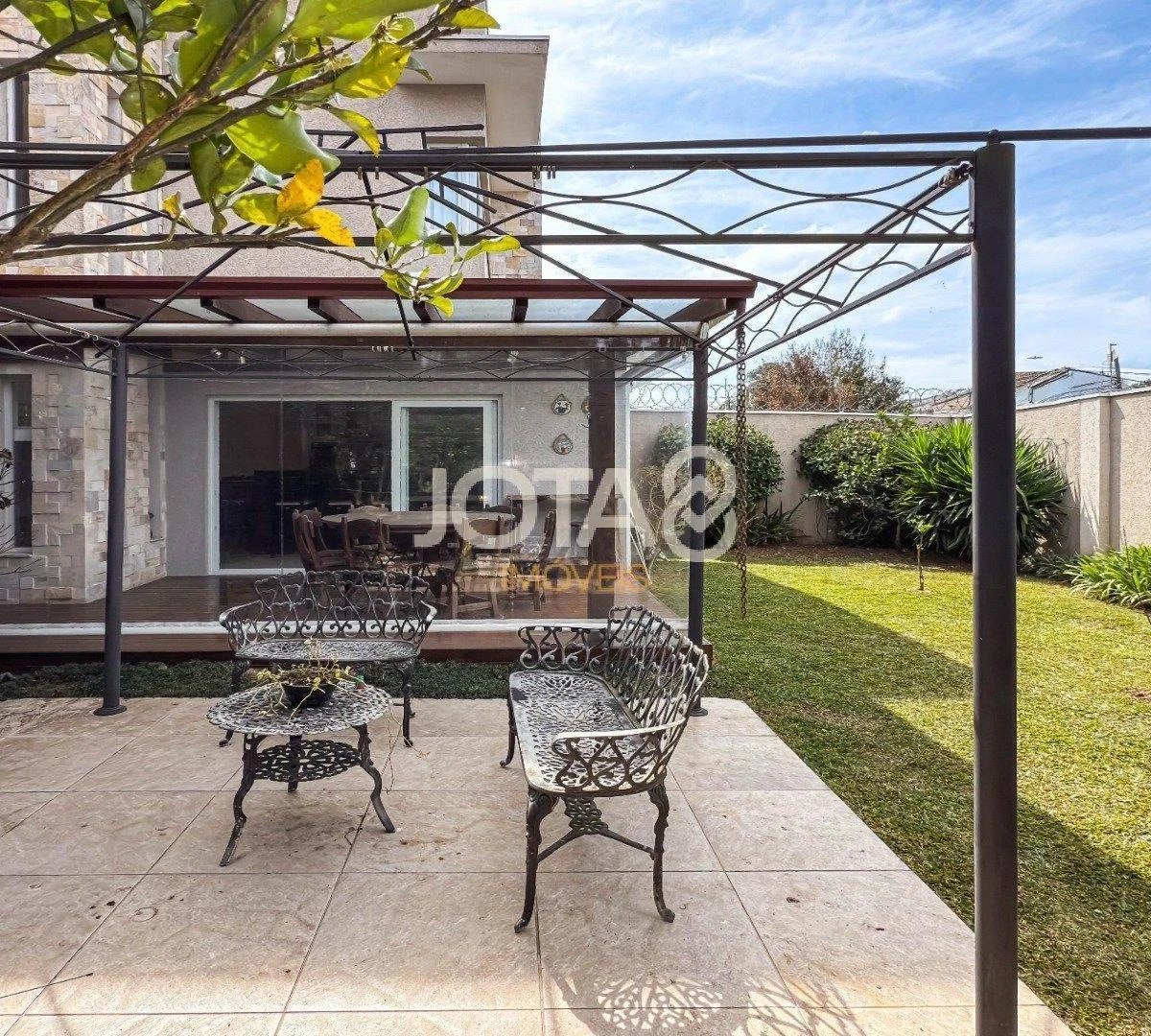 4-bedroom house with floor-to-ceiling windows — photo 22