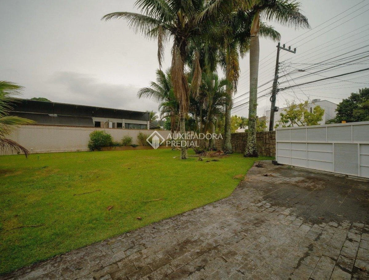 1723 m² house with a bathtub and a grill on the balcony — photo 17