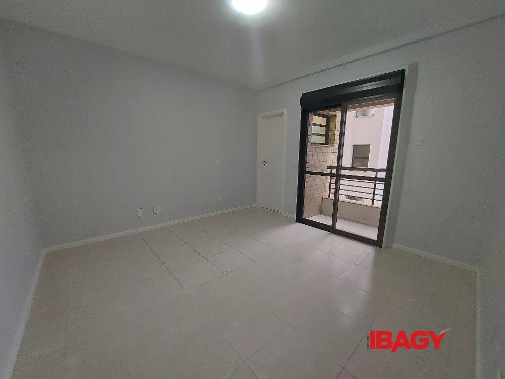 4-bedroom apartment with 2 en-suite baths and enclosed kitchen — photo 4