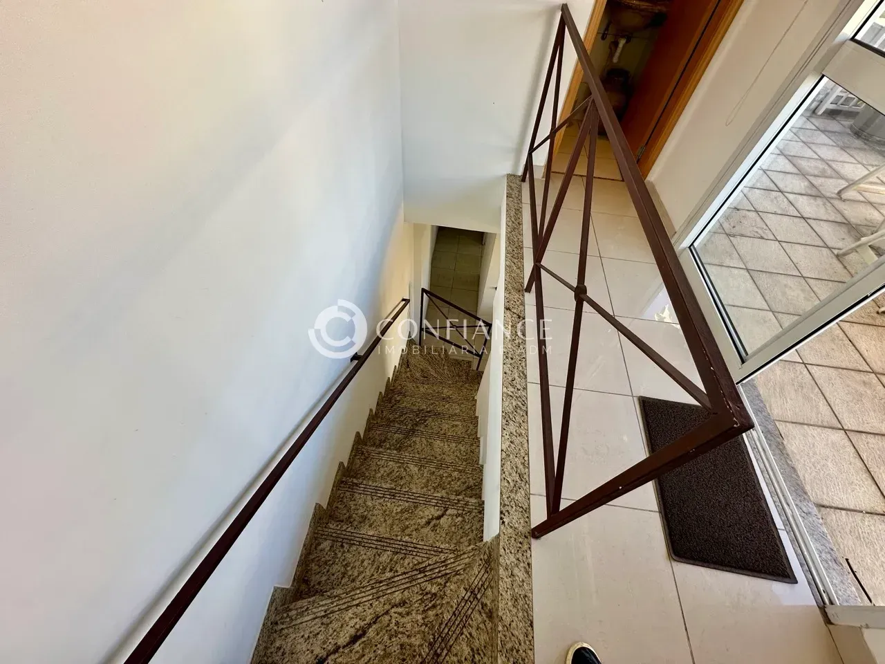 Apartment with enclosed balcony and built-in grill — photo 19