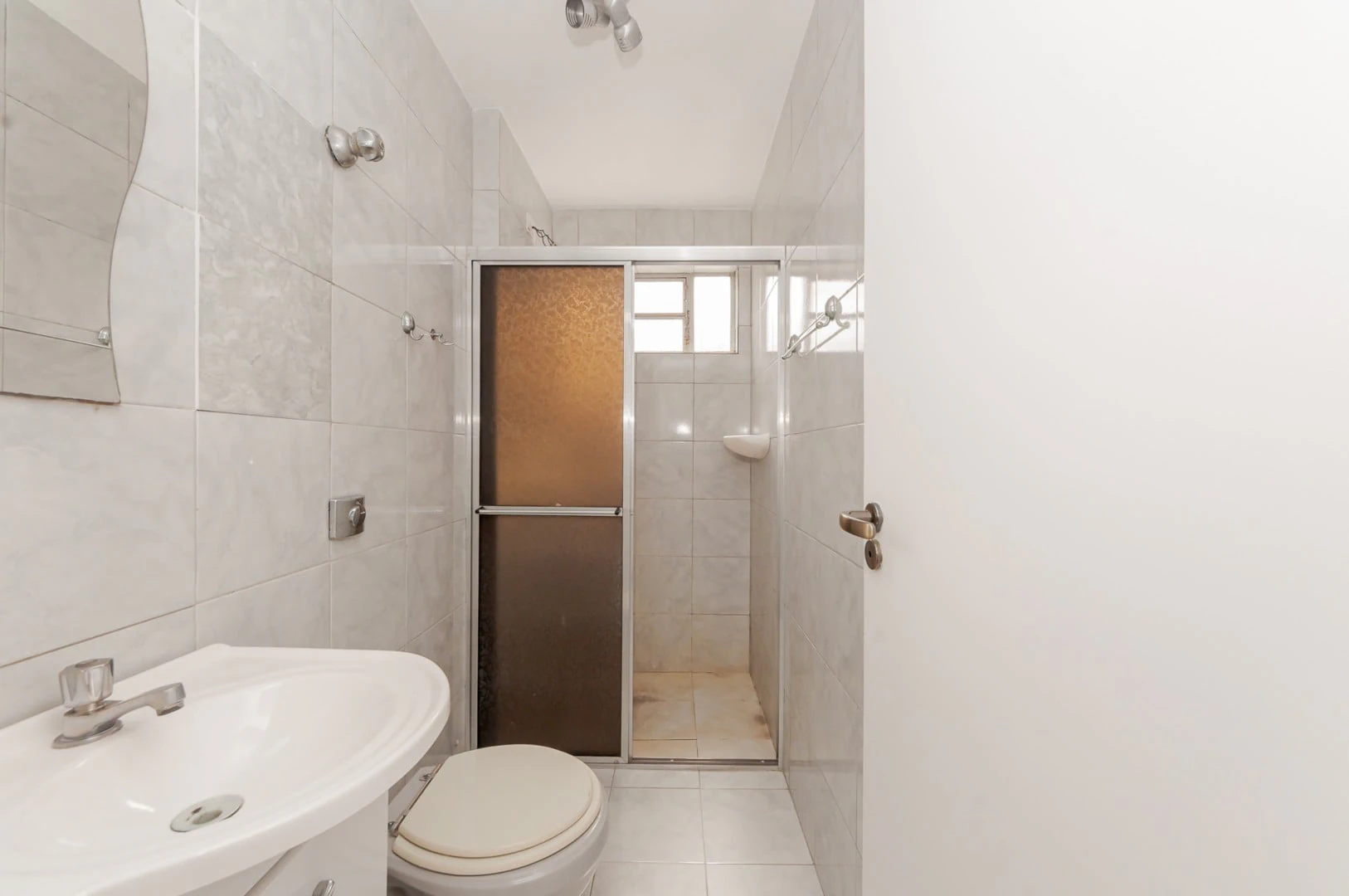 3-bedroom apartment with wood or laminate floors in Curitiba — photo 18