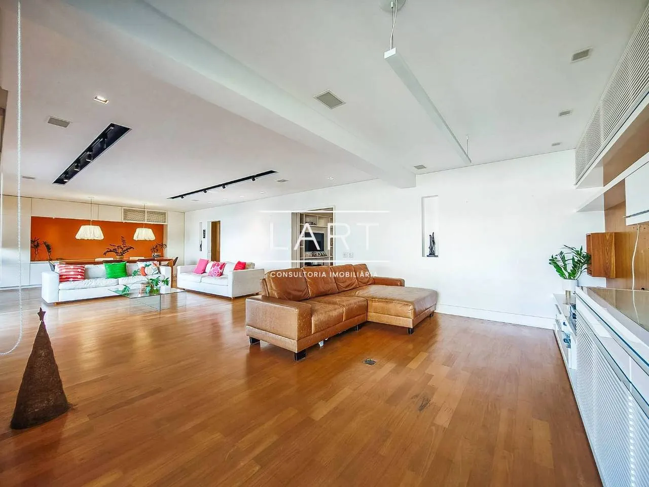 Furnished 3-bedroom apartment with 4 bathrooms and 240 m² — photo 10