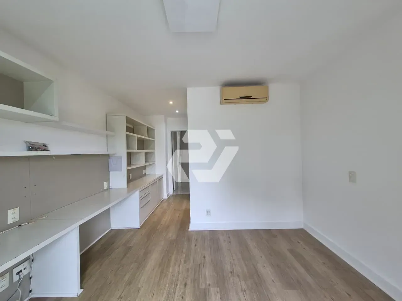 4-bedroom apartment with an enclosed glass balcony — photo 22