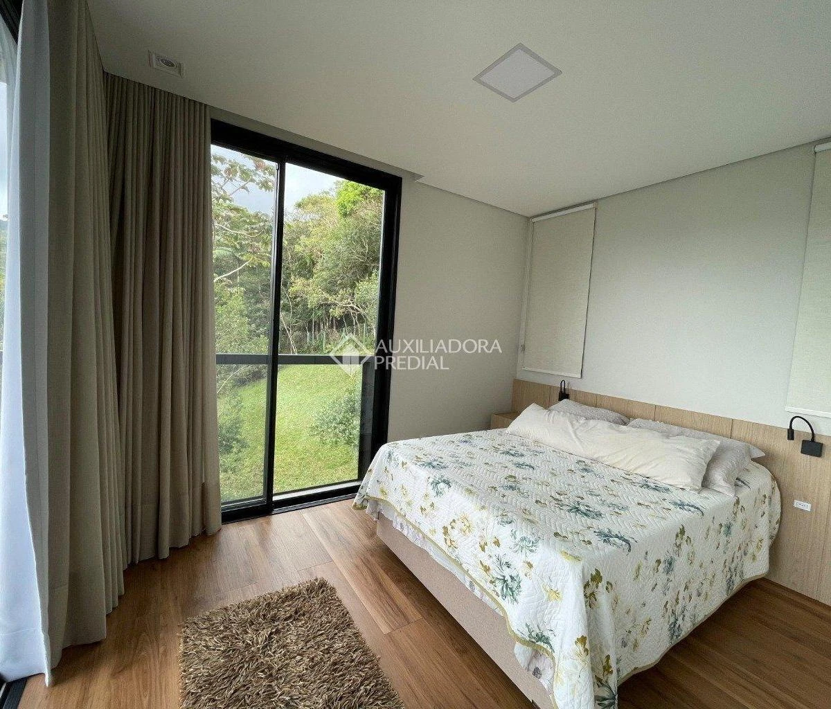 Floor-to-ceiling windows in a one-bedroom house, 158 m² — photo 5