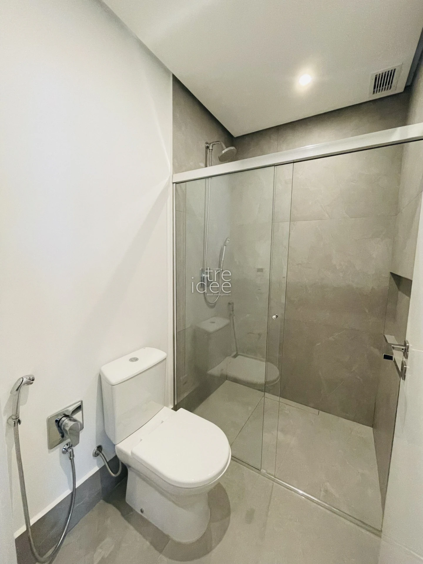 Furnished apartment, 80 m², with floor-to-ceiling windows — photo 11