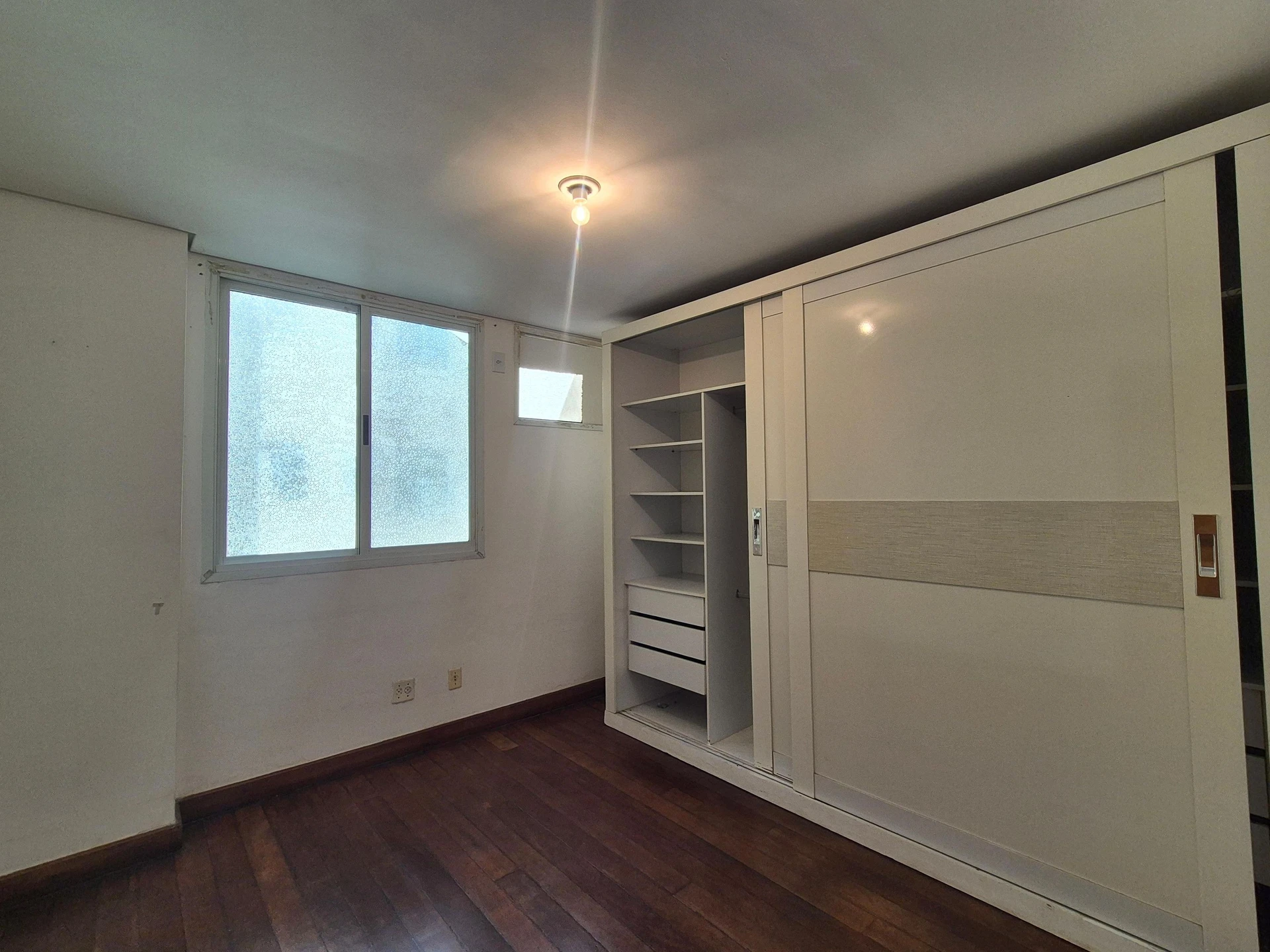 Apartamento com 2 quartos, suíte e varanda com animais — photo 12