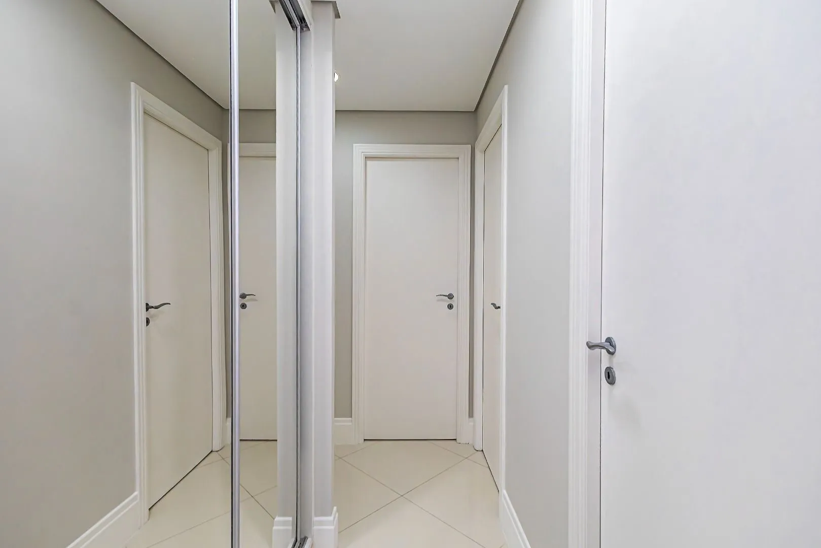 119 m² apartment with floor-to-ceiling windows and a bathtub — photo 101