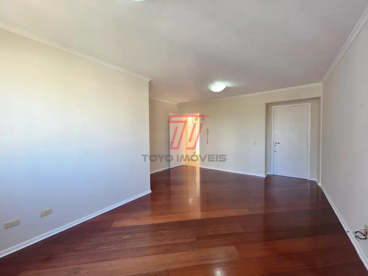 Apartamento de 3 quartos com piso de madeira na sala — photo 6