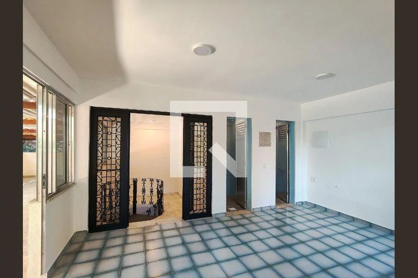 Rental house with 5 bedrooms and a balcony — photo 29