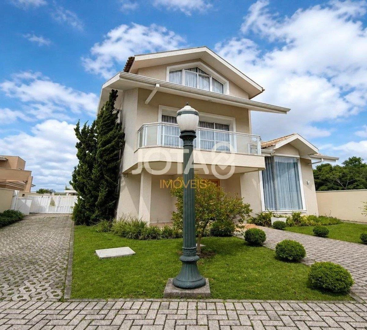 4-bedroom house with a glass-enclosed balcony in Curitiba — photo 25