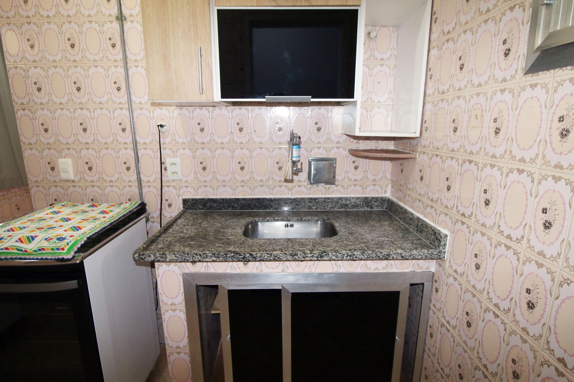 Furnished 2-bedroom apartment with 1 bathroom and glass shower — photo 2