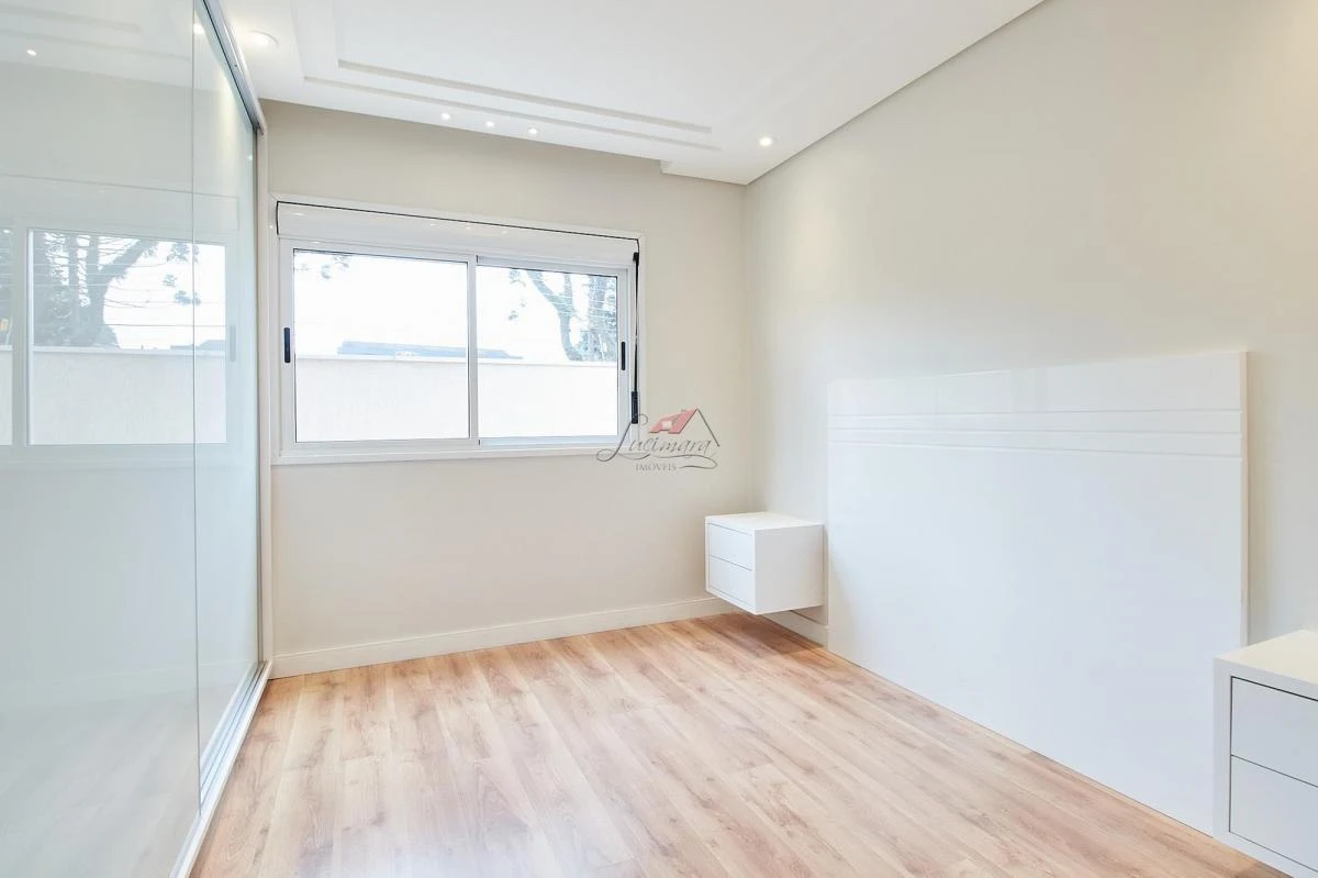 Balcony with a grill in a 2-bedroom apartment, 129 m² — photo 4