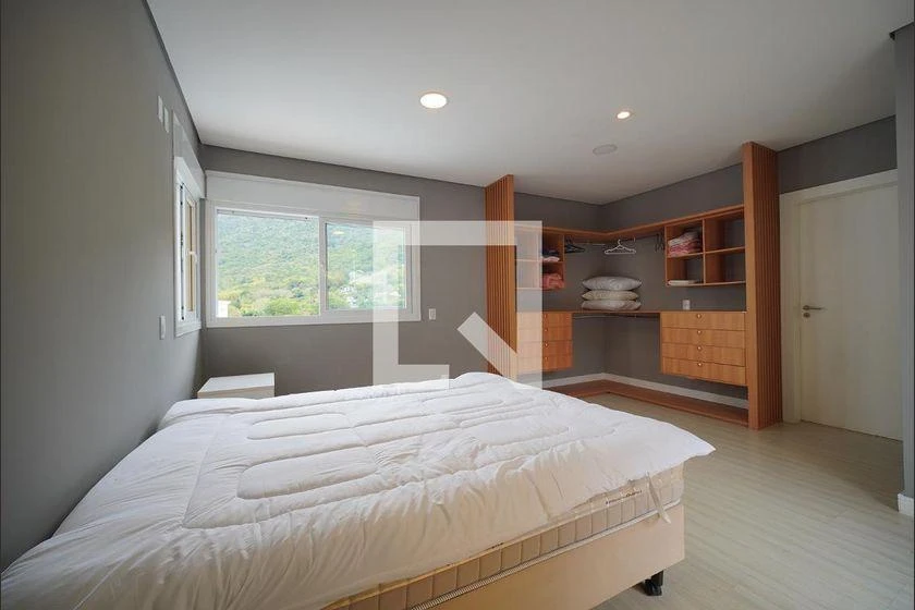 Floor-to-ceiling windows in a 4-bedroom house, 300 m² — photo 9