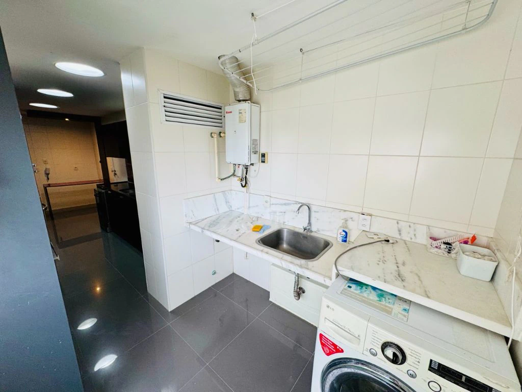 Furnished 3-bedroom apartment with an outdoor pool — photo 30