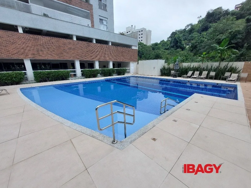 3-bedroom apartment with a grill on the balcony — photo 43