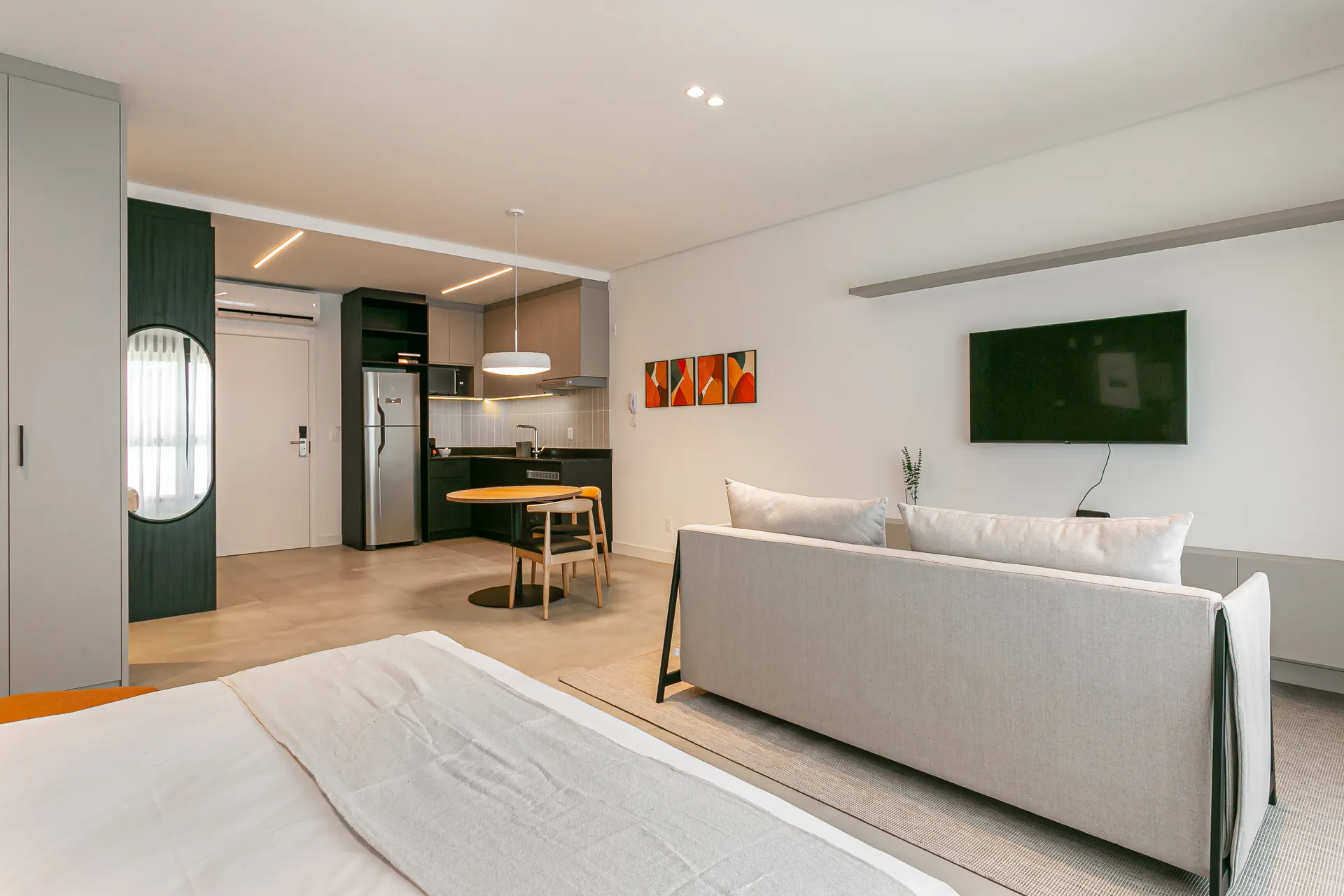 Меблированное студио с открытой кухней 54 м² — photo 5