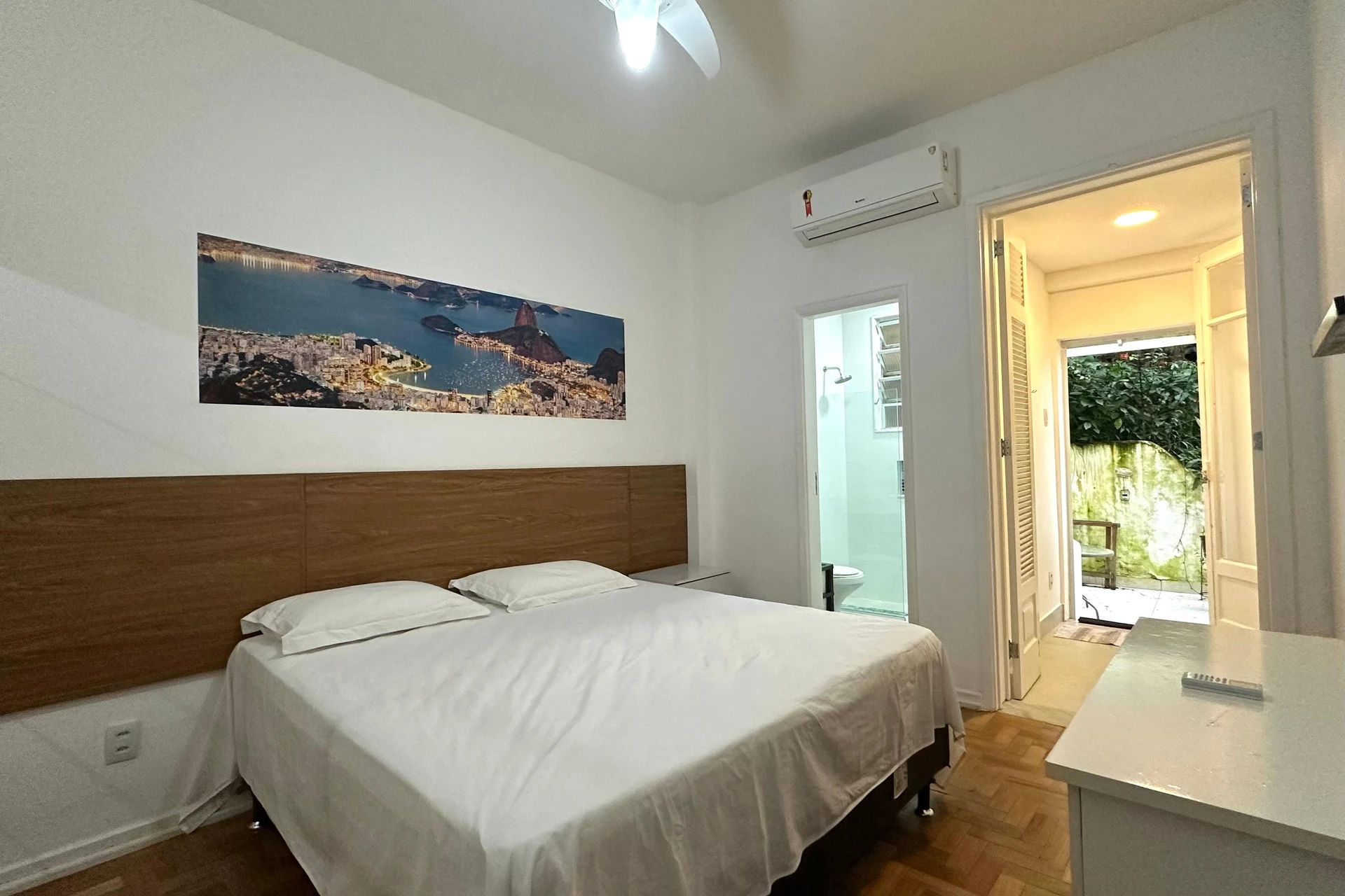 Apartamento mobiliado com 1 quarto, varanda e 2 banheiros