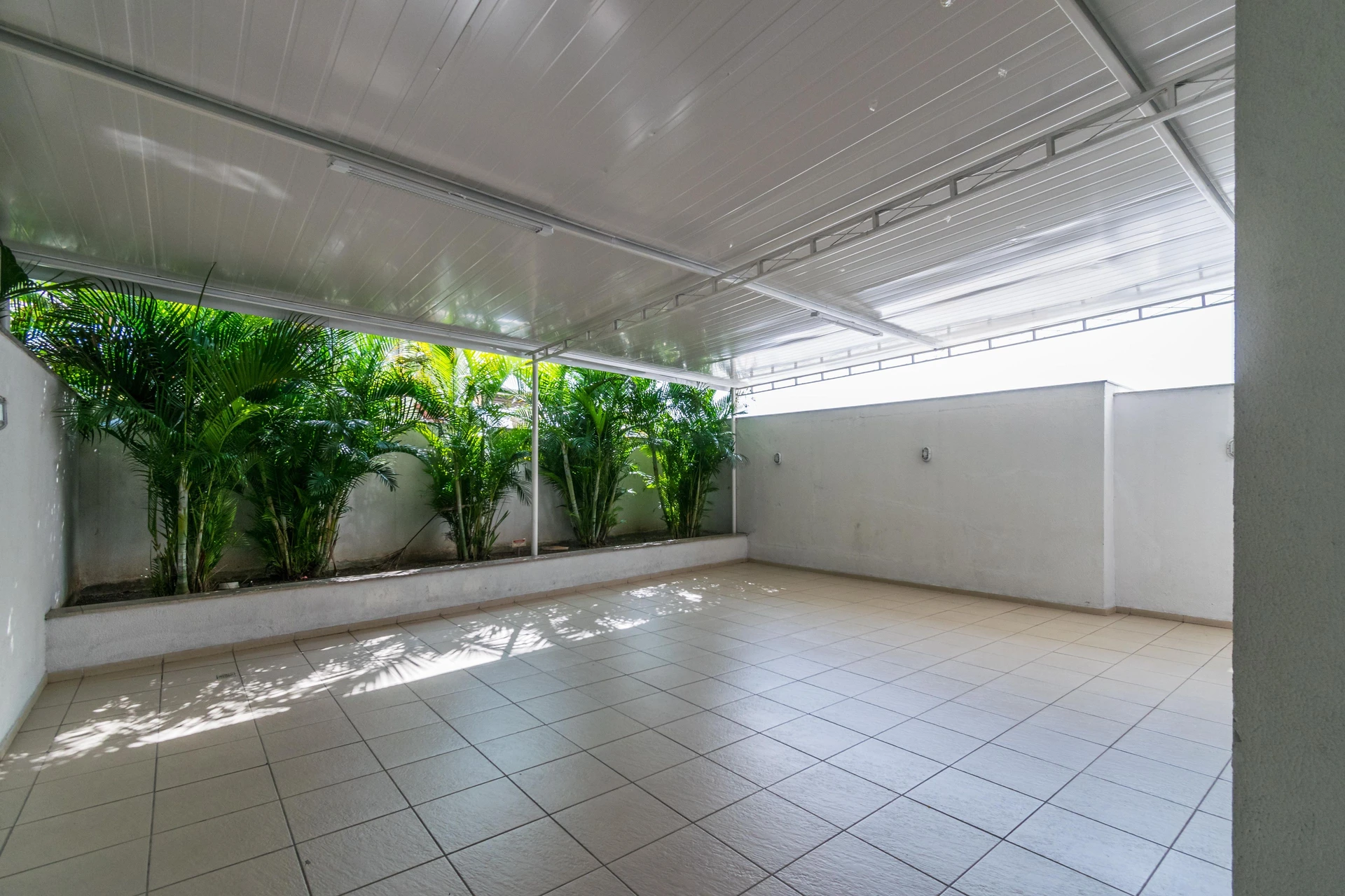 Furnished 3-bedroom apartment with 1 en-suite and balcony — photo 36