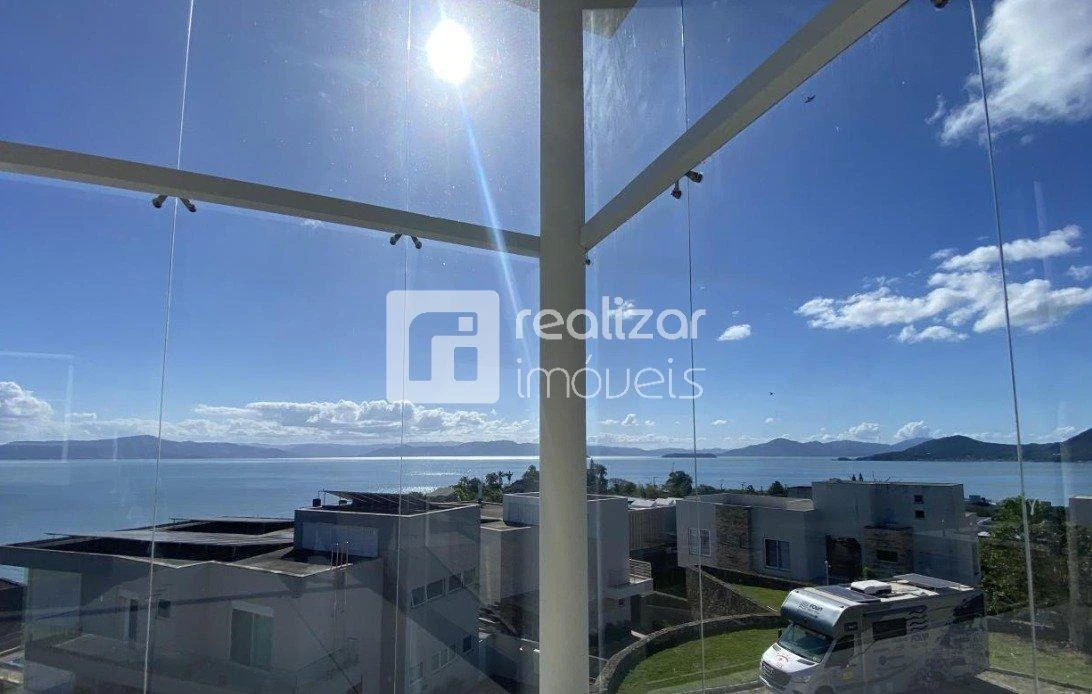 Bañera y 3 dormitorios: casa de 718 m² — photo 13